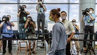 Tsimanouskaya yang memiliki perseteruan dengan pelatih dari timnya di Olimpiade Tokyo. Pada hari Selasa lalu ia mengatakan dia akan menghadapi hukuman jika dia kembali ke pemerintahan otokratis yang tanpa henti menahan kritik.  