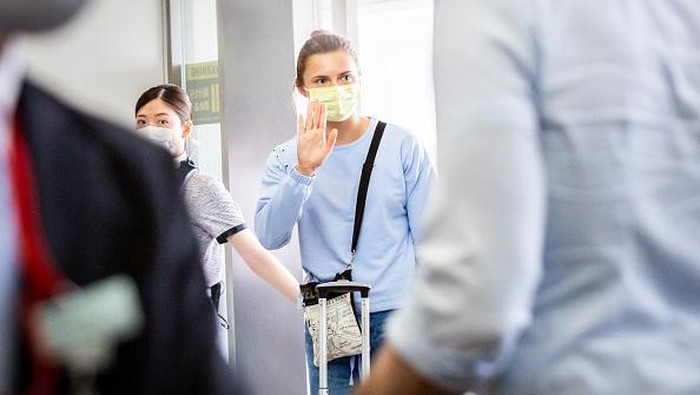 NARITA, JAPAN - AUGUST 04: Belarus athlete Krystsina Tsimanouskaya waves at the boarding gate for Austrian Airlines 0S52 at Narita international airport on August 04, 2021 in Tokyo, Japan. Earlier this week, Belarusian sprinter Krystina Timanovskaya spent a night in secure accommodation at Tokyo’s Haneda airport under Japanese police guard after claiming she was being forcibly returned to Belarus for criticising team coaches. Ms Timanovskaya was later granted a Polish humanitarian visa while seeking political asylum after expressing fears for her safety if she were to return to Belarus. (Photo by Yuichi Yamazaki/Getty Images)