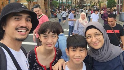 7 Momen Hangat Duta Sheila On 7 Bareng Keluarga