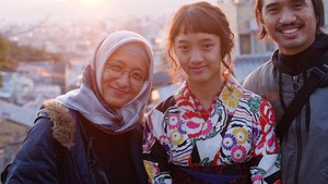Sama seperti yang ditulis oleh anak pertamanya, Aisha, yang mengunggah ekspresi lucu dan ucapan, Barakallah Fii Umrik Bapak.