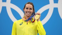 Emma McKeon jadi salah satu atlet wanita yang sukses ukirkan sejarah dalam penyelenggaraan Olimpiade Tokyo 2020. Perenang asal Australia itu berhasil menyabet 7 medali sekaligus. Rekor ini diraih Emma McKeon dalam penutupan lomba renang pada hari Minggu (1/8) dengan 2 medali emas pada nomor sprint 50 meter gaya bebas putri dan estafet 4x100 meter gaya ganti putri. Total McKeon berhasil meraih 4 medali emas dan 3 medali perunggu dalam Olimpiade Tokyo 2020. Getty Images/James Chance