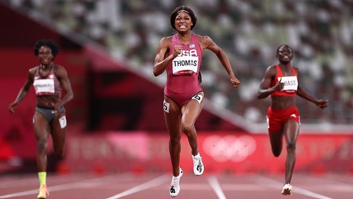 Gabby Thomas, Epidemolog AS yang Sukses Raih Perunggu Olimpiade TOKYO, JAPAN - AUGUST 02: Christine Mboma of Team Namibia and Gabrielle Thomas of Team United States compete in round one of the Women's 200m heats on day ten of the Tokyo 2020 Olympic Games at Olympic Stadium on August 02, 2021 in Tokyo, Japan. (Photo by Ryan Pierse/Getty Images)