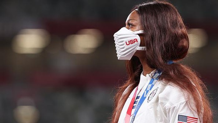 Gabby Thomas, Epidemolog AS yang Sukses Raih Perunggu Olimpiade TOKYO, JAPAN - AUGUST 04: Bronze medalist Gabrielle Thomas of Team United States looks on during the medal ceremony for the Women's 200m Final on day twelve of the Tokyo 2020 Olympic Games at Olympic Stadium on August 04, 2021 in Tokyo, Japan. (Photo by Christian Petersen/Getty Images)