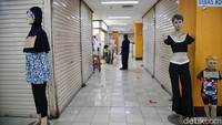 Selain itu  saat ini para pedagang  belum semuanya berjualan karena masih banyak yang belum vaskin. Jadi baru 30 persen tenant yang buka di ITC Cempaka Mas.