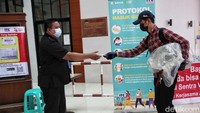 Karena para petugas security akan mengecek kartu vaksin para pedagang dan konsumen saat di pintu masuk.