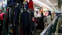 ITC Cempaka Mas buka dari jam 10.00 - 15.00 WIB untuk tenant atau pedagang yang non esensial seperti pedagang baju, sepatu, handphone dan lainnya.