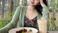 Aktris berparas manis ini sering membagikan aktivitasnya lewat akun Instagram pribadinya. Momen serunya kulineran di kafe cantik sering ia unggah. Seperti fotonya ini saat ia menikmati sepotong kue dan es kopi susu. Foto: Instagram @glencachyasraofficial