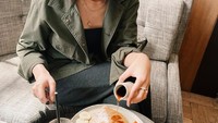 Berada di sebuah kafe, Glenca tampak memesan seporsi pancake dengan siraman sirup maple. Ia tak lupa memesan Iced Latte. Foto: Instagram @glencachyasraofficial