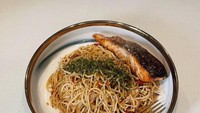 Tampaknya Glenca juga senang memasak. Ini seporsi pasta aglio olio dengan salmon panggang buatannya. Foto: Instagram @glencachyasraofficial
