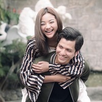 Akhirnya Rendi Jhon menjawab pertanyaan banyak orang tentang hubungannya dengan Glenca. Di channel Youtube G! and team, aktor 27 tahun itu ditanya tentang kabar dirinya yang pacaran dengan Glenca. Iya pacaran, ucap Rendi sambil tersenyum malu. Foto: dok. Instagram