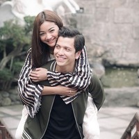 Glenca Chysara dan Rendi Jhon kerap memamerkan potret mesra di Instagramnya. Netizen pun bertanya-tanya tentang hubungan dua pesinetron Ikatan Cinta. Terlibat cinta lokasi? Foto: dok. Instagram