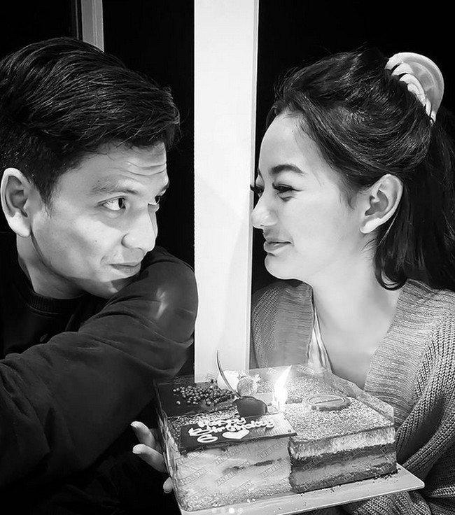 Inilah momen ulang tahun Glence, di mana Ricky memberikannya kue. semesta masih punya banyak cara untuk membuat bahagia, begitu tulis Glenca. Foto: dok. Instagram