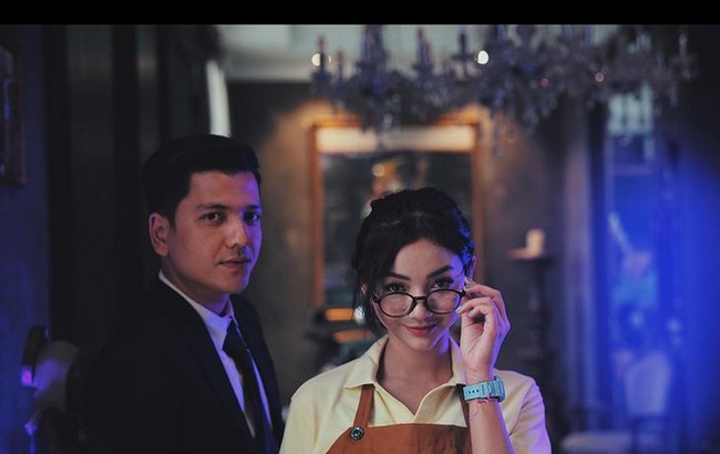 Cukup kamu , kamulah orangnya cuma bisa aku yang rasa nyamanku, begitu keterangan foto Rendi Jhon yang berpose dengan Glenca Chysara. Foto: dok. Instagram