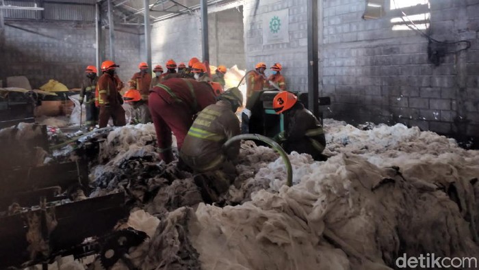 Gudang kapas di Bandung terbakar
