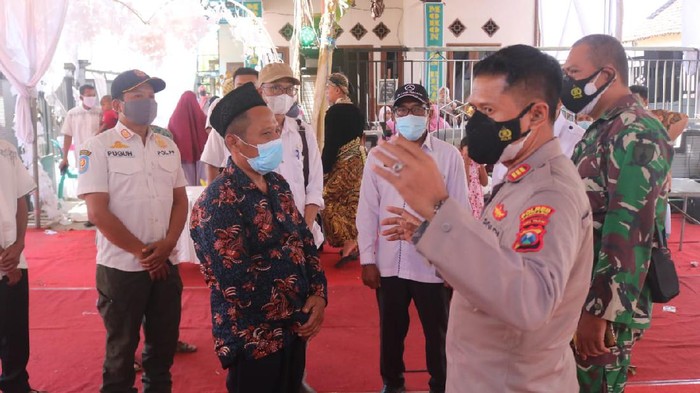 Kepala Seksi Kesejahteraan (Kesra) Desa Sidokerto, Kecamatan Mojowarno, Jombang Mohammad Baidowi nekat menggelar hajatan di masa PPKM level 4. Akibatnya, hajatan pernikahan putri Baidowi itu dibubarkan paksa Satgas COVID-19.