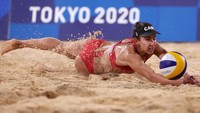Hingga saat ini, gelaran Olimpiade Tokyo 2020 masih terus berjalan. Salah satu yang masih dipertandingkan adalah voli pantai untuk wanita. Pertandingan tersebut kemudian disiarkan oleh salah satu stasiun televisi di Indonesia. Sean M Haffey/Getty Images.