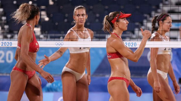 Salah satu cabor yang dipertandingkan di Olimpiade Tokyo adalah voli pantai wanita. Pertandingan yang disiarkan salah satu stasiun televisi di Indonesia itu diprotes salah satu penonton.