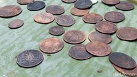 Ukuran koinnya berbeda-beda. Ciri paling mencolok dari koin kuno tersebut yakni terpatrinya tulisan NEDERLANDSCH INDIE. Lalu ada pula koin yang bertuliskan aksara pegon atau abjad arab untuk menuliskan bahasa Jawa dan Sunda yang berbunyi Seperempat Puluh Rupiah.