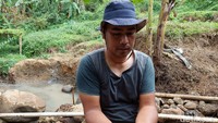 Salah satu warga yang menemukan koin kuno tersebut Dedi mengatakan, tak ada warga maupun sesepuh kampung yang bisa memastikan mengapa koin kuno peninggalan Belanda ada di tanah yang mereka diami. Namun warga menduga koin kuno itu ada kaitannya dengan keberadaan bangunan bekas pabrik es di wilayah Desa Cimanggu yang dimiliki seorang warga Belanda.