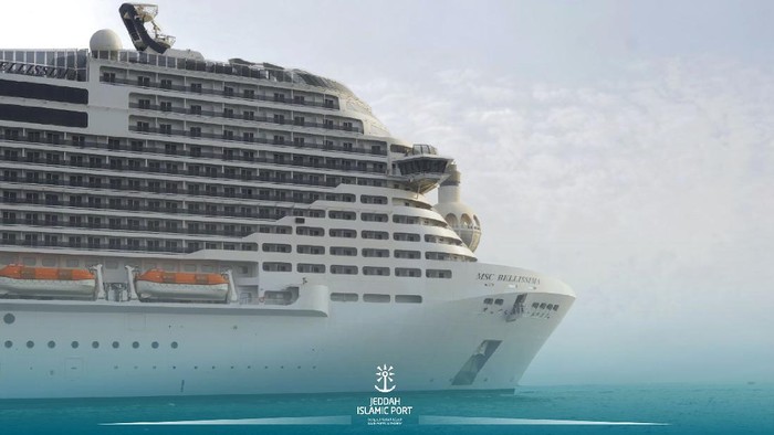 Kapal pesiar super MSC Bellissima pertama kalinya berlayar dari Pelabuhan Islam Jeddah. Panjang kapal ini lebih dari 3 lapangan sepakbola.