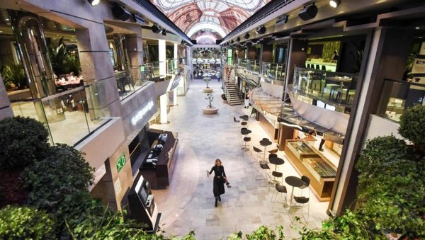 Interior MSC Bellissima sangat mewah. Kapal ini dilengkapi dengan teater utama berkapasitas 975 kursi, taman air, arena bowling, simulator F1, klub anak-anak, bioskop dan galeri belanja dengan lebih dari 200 merk. Salom Gomis/AFP/Getty Images. Interior MSC Bellissima sangat mewah. Kapal ini dilengkapi dengan teater utama berkapasitas 975 kursi, taman air, arena bowling, simulator F1, klub anak-anak, bioskop dan galeri belanja dengan lebih dari 200 merk. Salom Gomis/AFP/Getty Images.