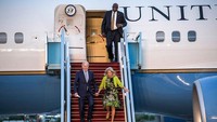 Nah, mengingat saat ini presiden sudah berganti ke Joe Biden, ia bisa saja mengubah desain warna Air Force One sesuai keinginannya atau kembali ke warna saat ini. Namun Biden disebut tidak memikirkan hal itu. Ilia Yefimovich/Getty Images.