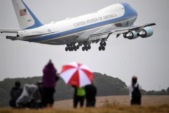 Pesawat Kepresidenan RI yang akan dicat dari biru menjadi merah disoal. Warna pesawat RI sekarang rupanya seperti Air Force One yang mengangkut Presiden AS.