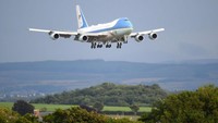 Artinya, pesawat Air Force One dapat difungsikan sebagai pusat komando bergerak di udara jika terjadi serangan di wilayah Amerika Serikat. Fungsi lebih penting dari urusan warna. Jeff J Mitchell/Getty Images.