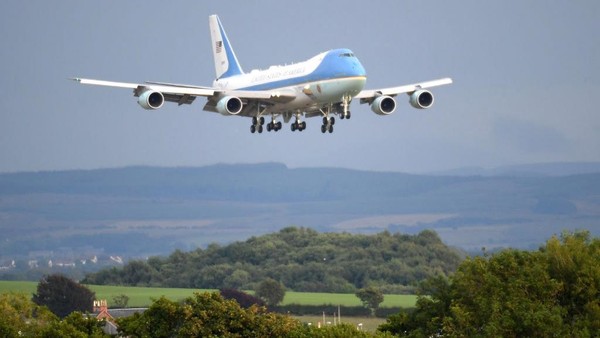 Intip Pesawat Kepresidenan AS yang Dicat Biru Sejak Era JFK
