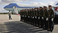 Kembali soal sejarah kelir biru Air Force One. Ceritanya, Jackie ingin memastikan Air Force One bisa memberi kesan yang baik untuk suaminya sebagai Presiden AS. Andreas Rentz/Getty Images.