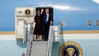 Warna biru muda pada Air Force One tetap bertahan sampai kepemimpinan Presiden Joe Biden. Tetapi pada periode sebelumnya, Presiden Donald Trump ingin ada perubahan warna pada pesawat ini. Woohae Cho/Getty Images.