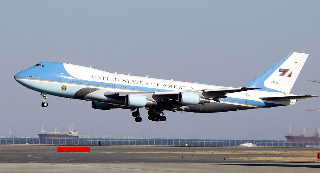 Pesawat Kepresidenan RI yang akan dicat dari biru menjadi merah disoal. Warna pesawat RI sekarang rupanya seperti Air Force One yang mengangkut Presiden AS.