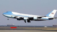 Begini penampakan pesawat Air Force One saat membawa rombongan Presiden ke-43 AS George W Bush ke Tokyo, pada tahun 2002. Koichi Kamoshida/Getty Images.