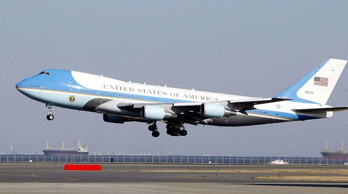 Intip Pesawat Kepresidenan AS yang Dicat Biru Sejak Era JFK Pesawat Kepresidenan RI yang akan dicat dari biru menjadi merah disoal. Warna pesawat RI sekarang rupanya seperti Air Force One yang mengangkut Presiden AS.