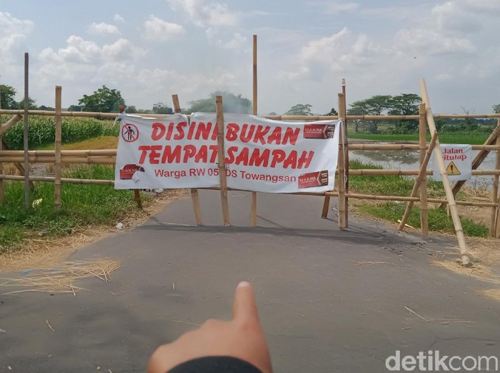 Jalan antar kecamatan di Klaten ditutup dengan pagar bambu oleh warga dua desa, Rabu (4/8/2021).