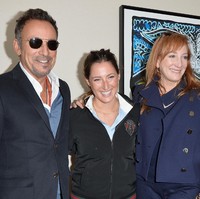 Rocker Bruce Springsteen rupanya memiliki putri yang berbakat di bidang olahraga. Namanya Jessica Springsteen, wakil kontingen Amerika Serikat untuk cabor equestrian atau berkuda di Olimpiade Tokyo 2020. Jessica Springsteen merupakan anak kedua dari penyanyi Born in the U.S.A. itu dengan Patti Scialfa yang merupakan vokalis latar Springsteen dari E Street Bands. (Foto: Getty Images/Pascal Le Segretain)