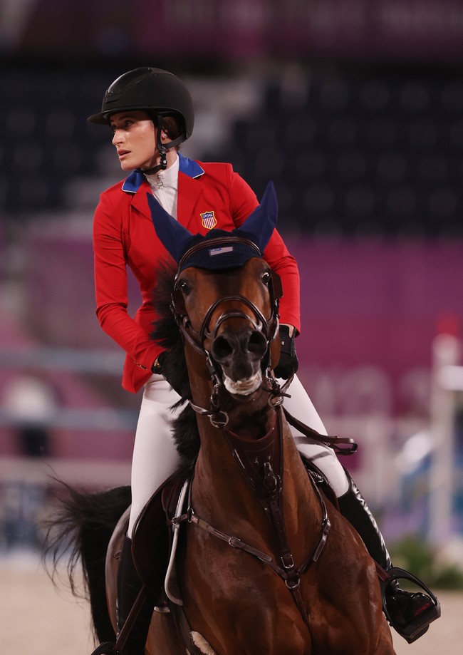 Dalam aksinya, Jessica Springsteen muncul dalam balutan blazer merah dengan aksen biru di lapel, berikut celana panjang putih. Tidak ketinggalan helm dan boots hitam yang senada. (Foto: Getty Images)