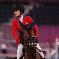Dalam aksinya, Jessica Springsteen muncul dalam balutan blazer merah dengan aksen biru di lapel, berikut celana panjang putih. Tidak ketinggalan helm dan boots hitam yang senada. (Foto: Getty Images)