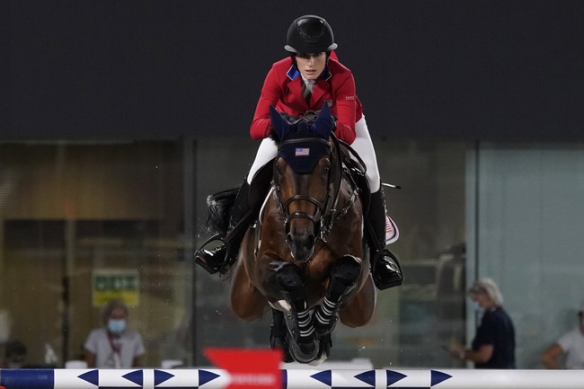 Pada Selasa (4/8/2021) malam, Jessica Springsteen tampil di nomor individual show jumping dengan kuda kesayangannya, Don Juan van de Donkhoeve, yang berusia 12 tahun. Juga berlaga di kompetisi yang sama, calon menantu Bill Gates, Nayel Nassar, yang mewakili Mesir. (Foto: AP/Carolyn Kaster)