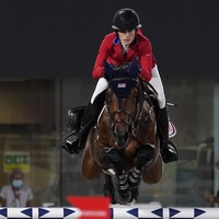 Pada Selasa (4/8/2021) malam, Jessica Springsteen tampil di nomor individual show jumping dengan kuda kesayangannya, Don Juan van de Donkhoeve, yang berusia 12 tahun. Juga berlaga di kompetisi yang sama, calon menantu Bill Gates, Nayel Nassar, yang mewakili Mesir. (Foto: AP/Carolyn Kaster)