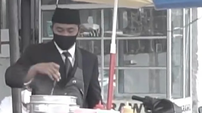 Jualan Cilok Berdandan Kayak Pejabat, Lutfi Raih Omzet Besar