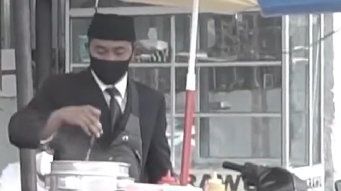 Jualan Cilok Berdandan Kayak Pejabat, Lutfi Raih Omzet Besar Jualan Cilok Berdandan Kayak Pejabat, Lutfi Raih Omzet Besar