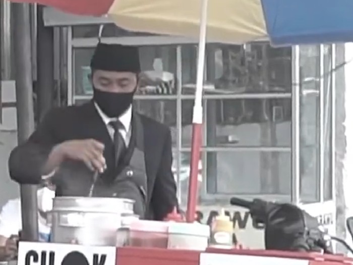 Jualan Cilok Berdandan Kayak Pejabat, Lutfi Raih Omzet Besar Jualan Cilok Berdandan Kayak Pejabat, Lutfi Raih Omzet Besar