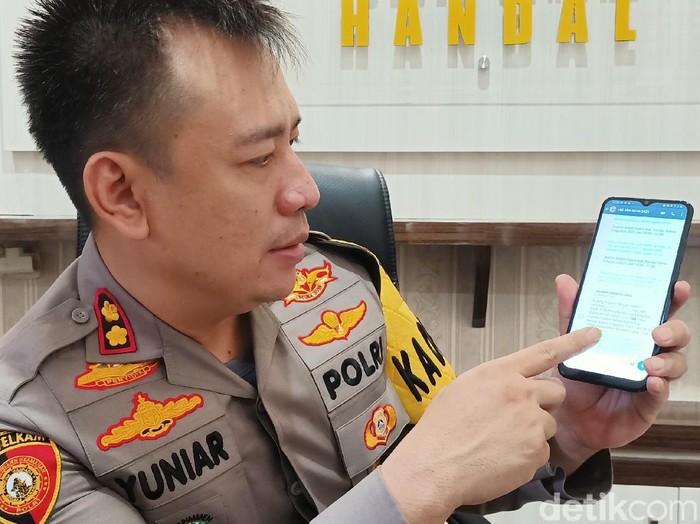 Kapolres Kendal, AKBP Yuniar Ariefianto, menunjukkan pendaftaran vaksinasi Corona, Rabu (4/8/2021).