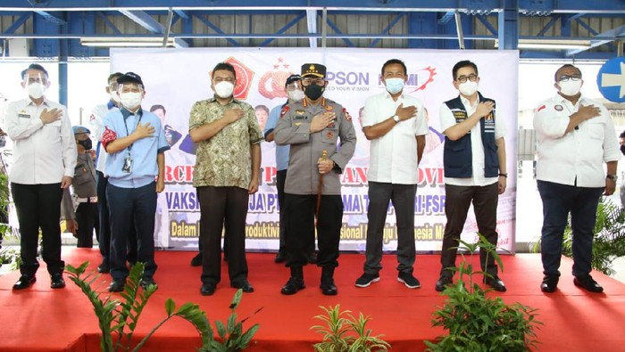 Kapolri Jenderal Listyo Sigit Prabowo meninjau langsung pelaksanaan vaksinasi di PT Epson, Kawasan EJIP, Cikarang Selatan, Bekasi, Rabu (4/8).