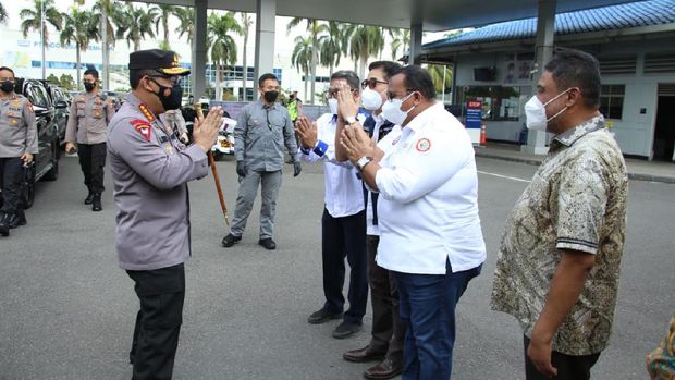 Kapolri Jenderal Listyo Sigit Prabowo meninjau langsung pelaksanaan vaksinasi di PT Epson, Kawasan EJIP, Cikarang Selatan, Bekasi, Rabu (4/8).