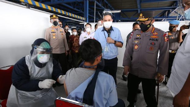 Kapolri Jenderal Listyo Sigit Prabowo meninjau vaksinasi di PT Epson, Kawasan EJIP, Cikarang Selatan, Bekasi, Rabu (4/8).