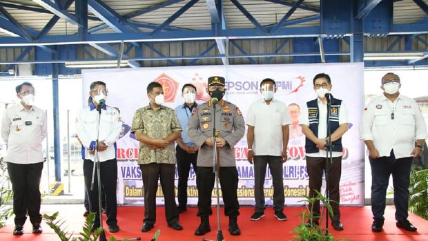 Kapolri Jenderal Listyo Sigit Prabowo meninjau vaksinasi di PT Epson, Kawasan EJIP, Cikarang Selatan, Bekasi, Rabu (4/8).