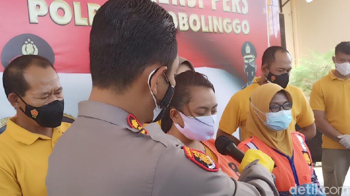 Seorang wanita di Probolinggo nekat menjual pil koplo. Ia meneruskan bisnis haram suami yang sudah lebih dulu dibui.