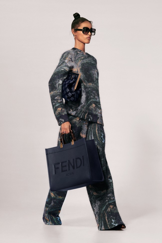 Inilah koleksi busana terbaru Fendi Resort 2022 karya desainer Kim Jones yang menggantikan Karl Lagerfeld. Foto: dok. Courtesy Fendi